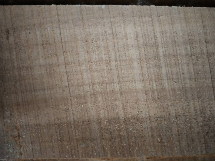 榆木烘干板材木性坚韧，纹理通达清晰