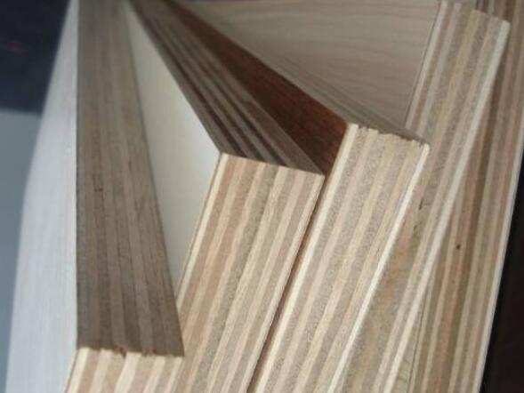 板式定制家具中使用的板材是以实木颗粒板为基础材料