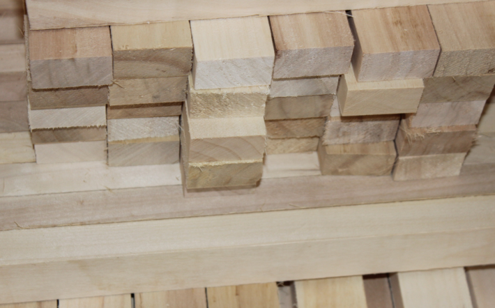 临颍县优宜木业专业生产：白杨木烘干板材，白椿木烘干板材，榆木烘干板材，杨木净材板，椿木净材板