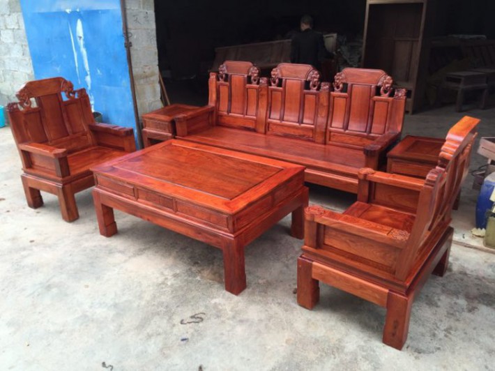 2017年12月柳州南亚名邸小区覃先生与家人在专卖店看中了一套红木家具