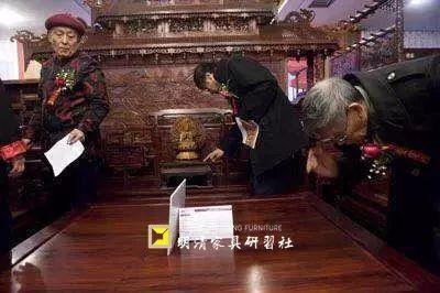 古典红木家具专家王秀林(左)、胡德生(中)、杨家驹（右）