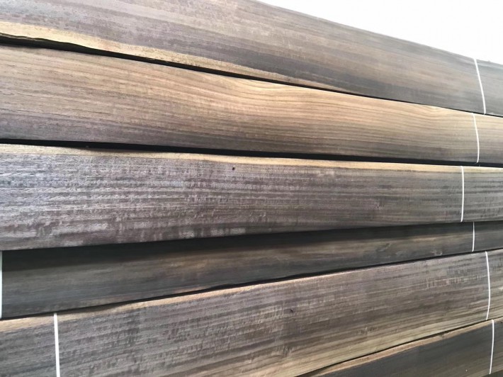 东莞市大岭山隆安木皮加工厂专业生产各种烟熏碳化木皮，碳化烟熏木方