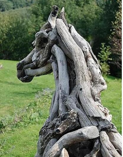一些自然生态或者是动物形态的木雕作品