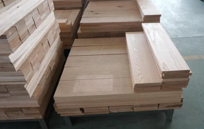 避免买到橡胶木制成的橡木家具这样的真假橡木家具，我们需要了解橡胶木与橡木之间的区别