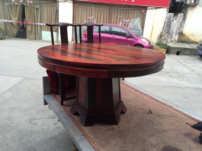 老挝大红酸枝圆餐桌，圆餐桌无虫蛀，脱糖脱脂做的好，木纹流畅，有香味，纯手工打蜡，做工优良