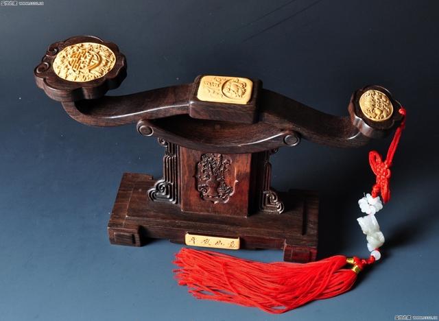 一个民族和一个国家需要文化的传承，红木家具就是中华民族和中国优秀传统文化传承的载体之一