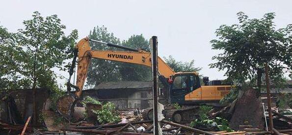 常德鼎城区依法拆违万余平米违建木材市场