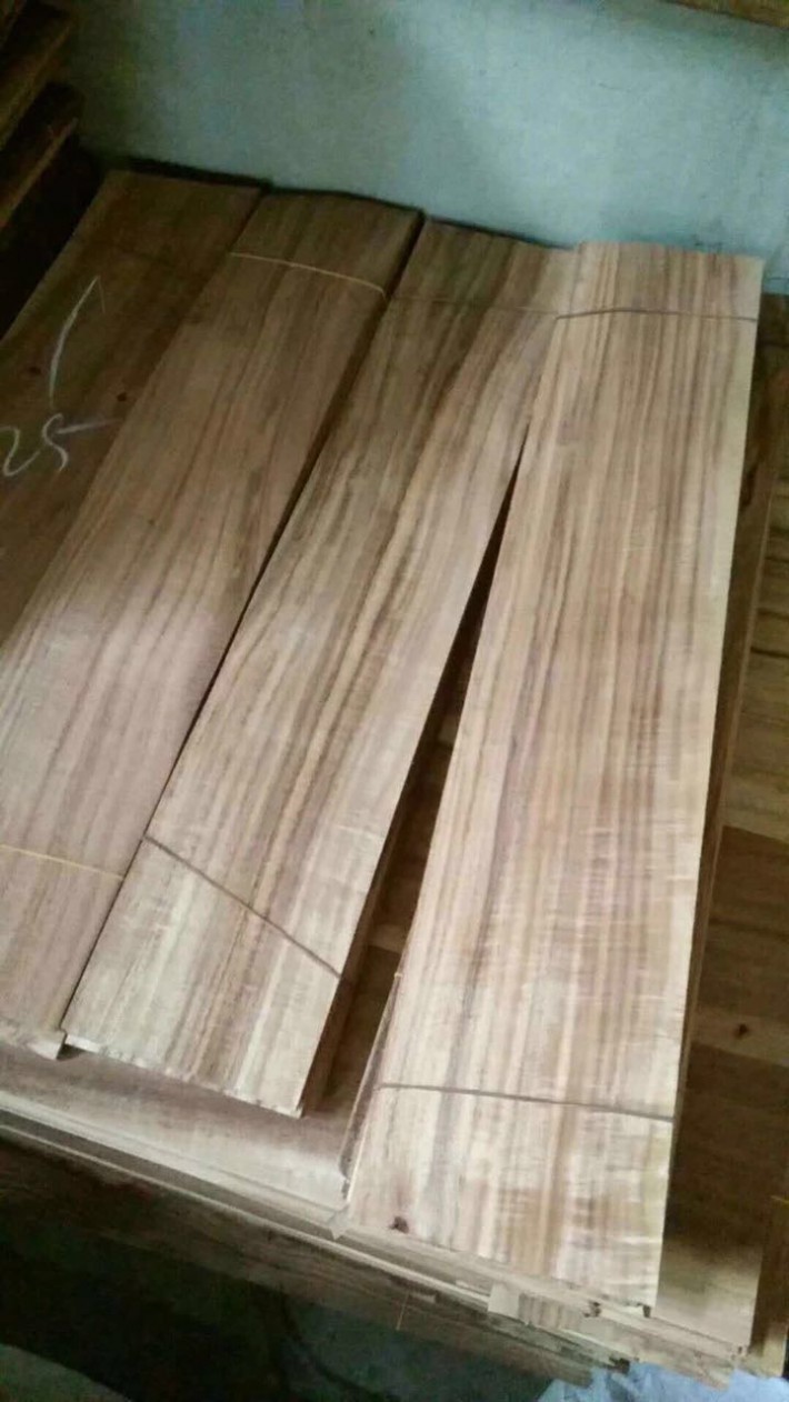冬天触之不凉，常用小叶相思木实木木皮制作床榻