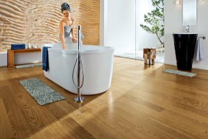 层压地板：专为潮湿空间设计，浴室装修新选择