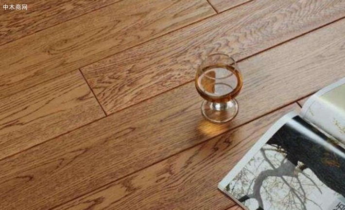 一般来说橡木地板的材质算是木地板中非常不错的