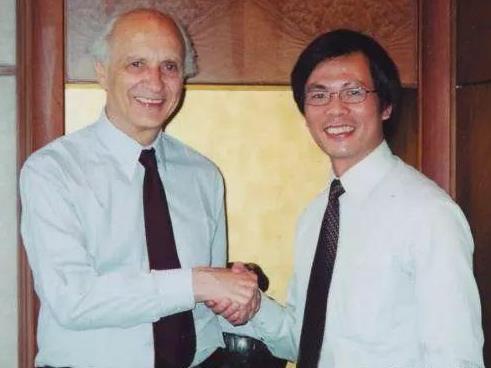 卢伟光董事长（右）与联合国贸发会主席鲁本斯合影