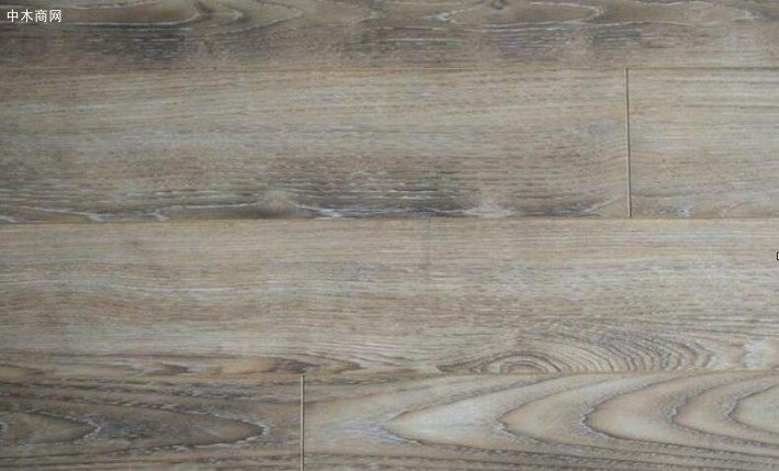复合地板的饰面做的更贴近实木地板的纹理