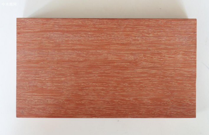 菠萝格实木板材根据其类型的不同有的还可以可加工为防腐木