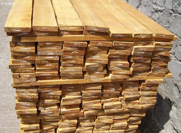 樟木板材为多孔性材料