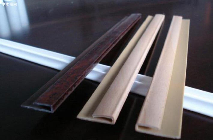 木踢脚线一般能分为实木和密度板两种材料