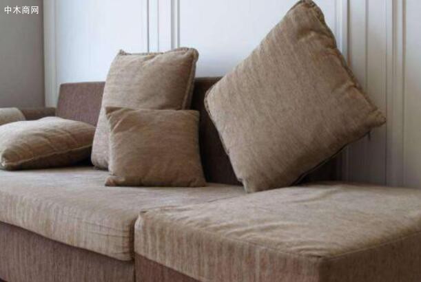 布艺沙发使用的时间长了，容易掉色显老旧