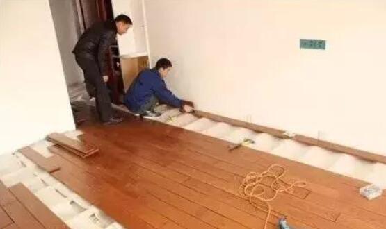 地板铺装方向原则上采用顺光铺装