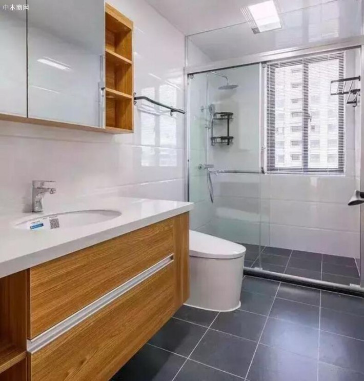 卫生间装的浴室镜和浴室柜同样带有收纳功能