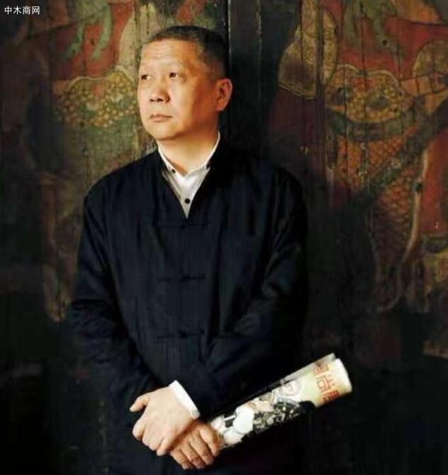 那为什么它叫紫檀呢？你有时候看这家具它黑了吧唧的