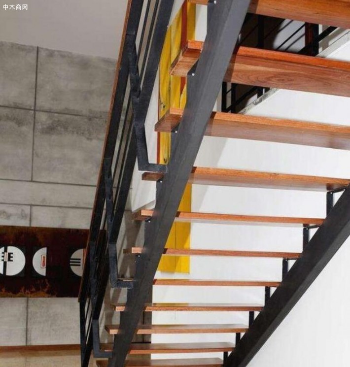 如果是钢木楼梯，那铁艺不锈钢扶手栏杆较为多见