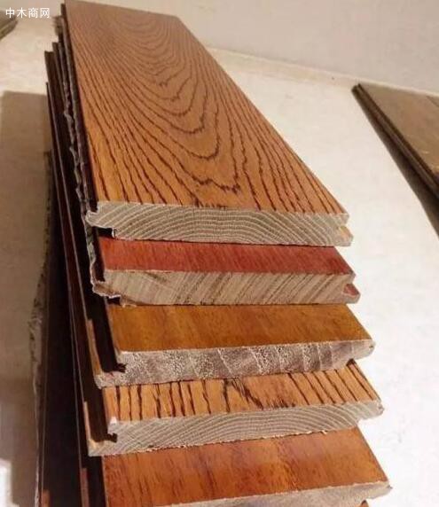 不管何种复合木地板，其中都含有胶粘剂