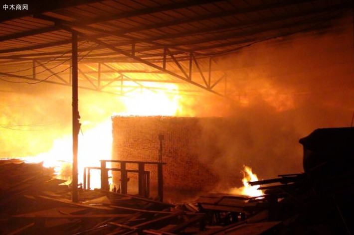 拉萨木材加工厂突发大火