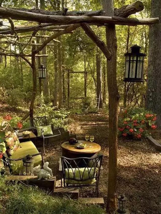 在后院用树枝搭个凉亭