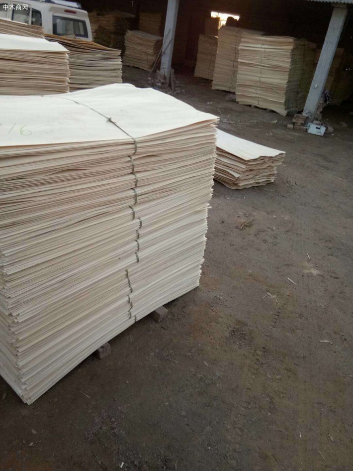 杨木三拼板皮是由杨木原木旋切或锯制方法生产的木质薄片状材料