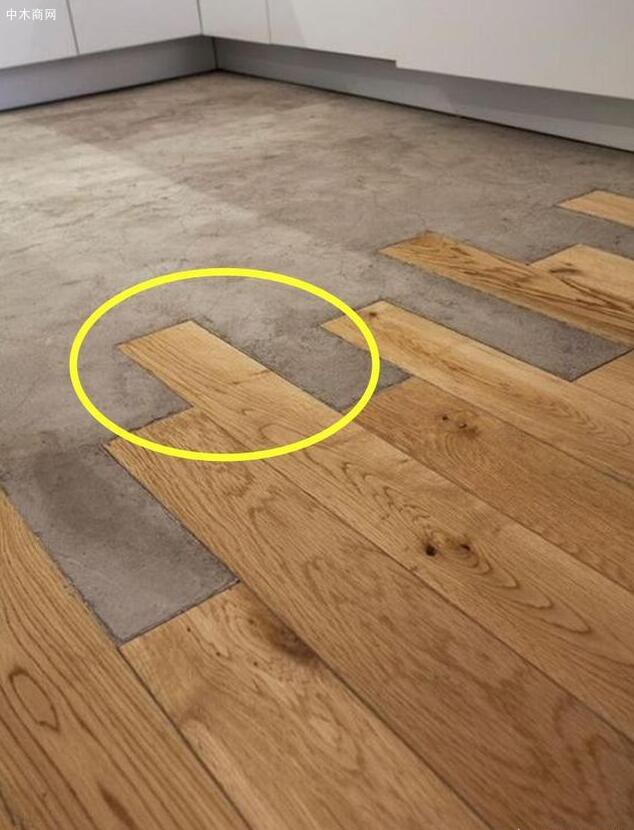 如何让实木地板和水泥地面相结合？