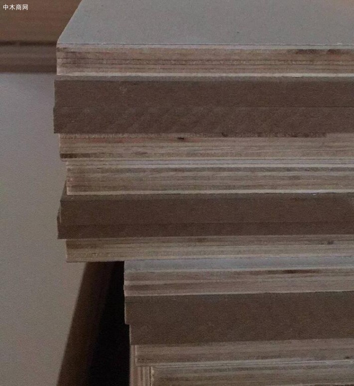 江苏佳诚木业有限公司是一家专业生产销售杨桉多层板，多层生态板，复合板，密度板