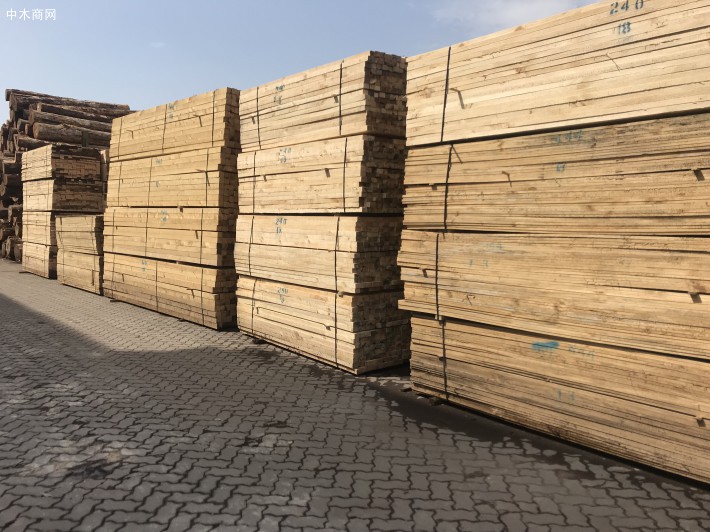 建筑工地木方在建筑和二次加工工业中的广泛应用源于其良好的物理性质和众多的木材等级