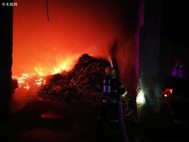 陕西汉中木材堆深夜起火 消防连夜扑救