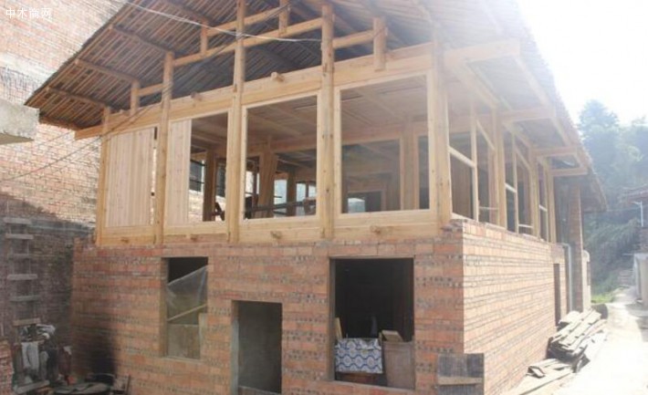 用这种木头砖建房子根本都不用水泥或者混凝土