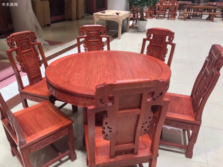 中木商网陈昌文国传统红木家具设计精巧，十分重视家具的造型结构与厅堂建筑相配套