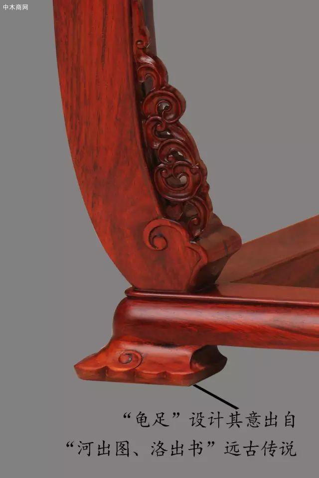 椅圈的月牙状设计对端坐的人形成环抱状
