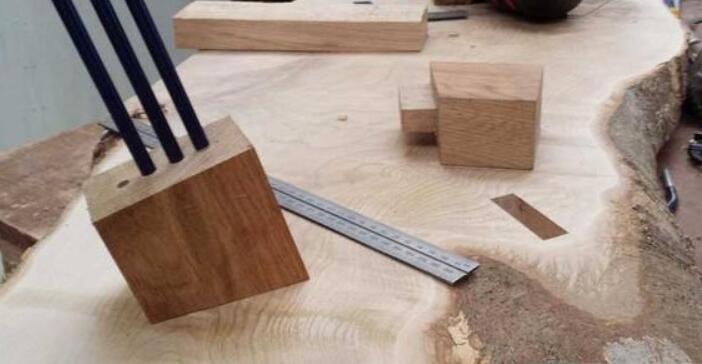再用木块制作二个桌腿头