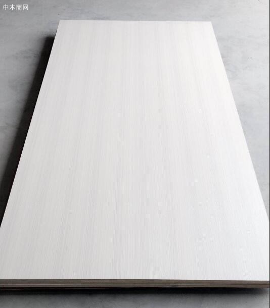 生态板是将浸渍氨基树脂胶膜纸铺装在多层胶合板和细木工板基材上