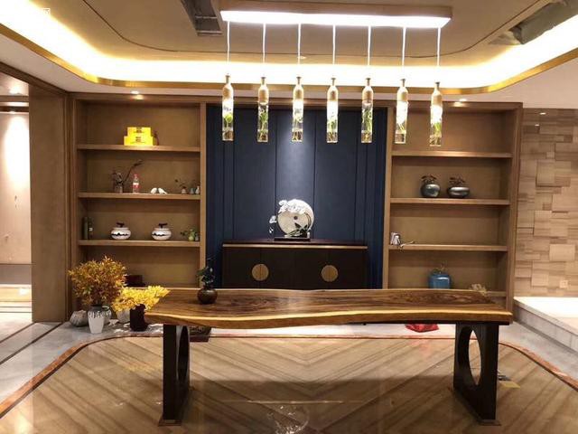 实木大板餐桌因材质天然、环保健康而深受