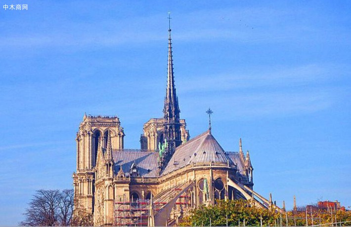 马克龙希望五年内重建巴黎圣母院