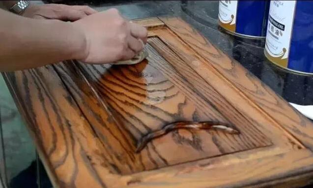 木蜡油属于薄涂，涂装后并不能掩盖木材粗糙的表面