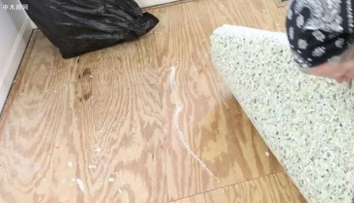 为了将衬垫保留在地板上