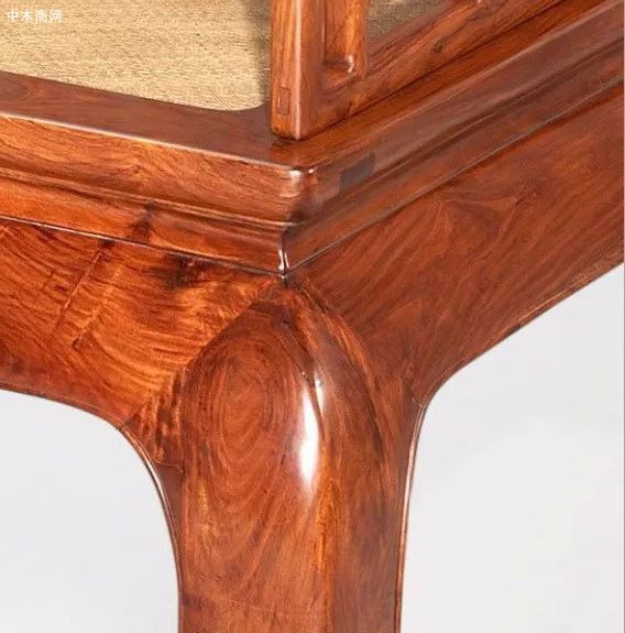 首先，曲尺罗汉床是古典家具中的代表，挑选的时候一定要首先关注它的制作是否真的用了传统工艺
