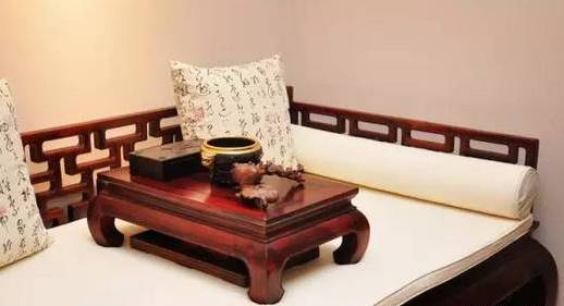 曲尺罗汉床是具有鲜明古典家具特征的一款经典家具