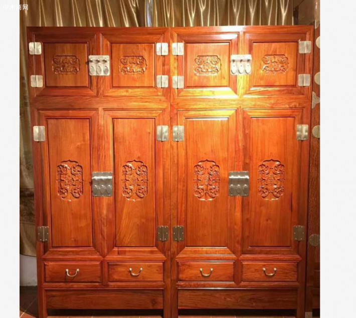 而由海南黄花梨、檀香紫檀制作的家具更是古典红木家具中的极品