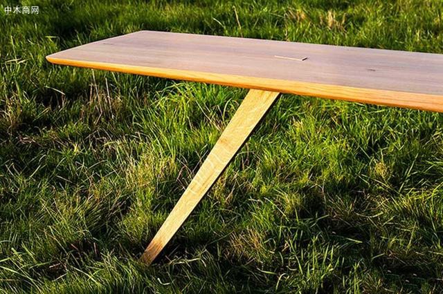 桌子是由一根粗大的树桩结合大木板
