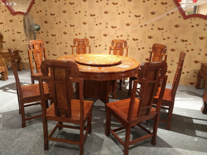 刺猬紫檀1.38米雕花餐桌配8椅价格：9430元