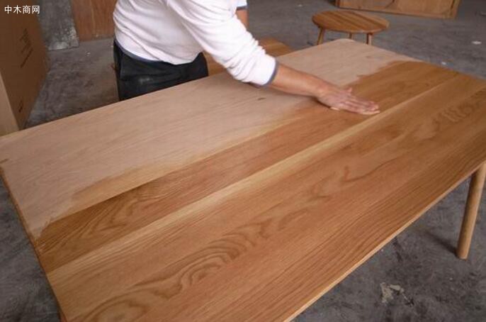 木油固含量较低，每升可以涂刷木器表面10平米左右