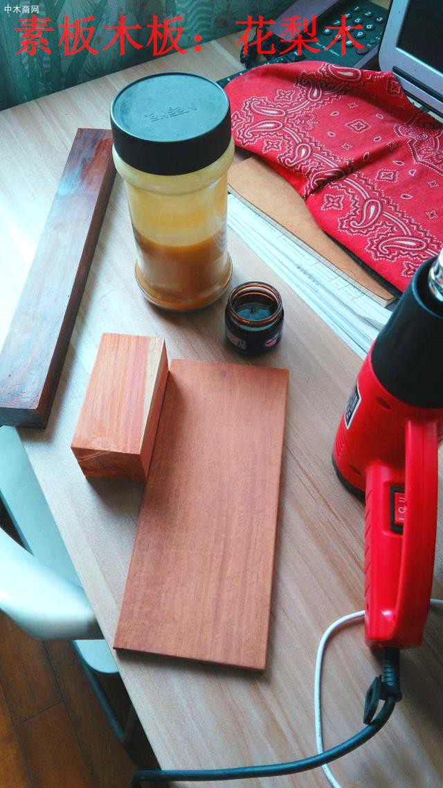 小块的木板上面显示两种颜色