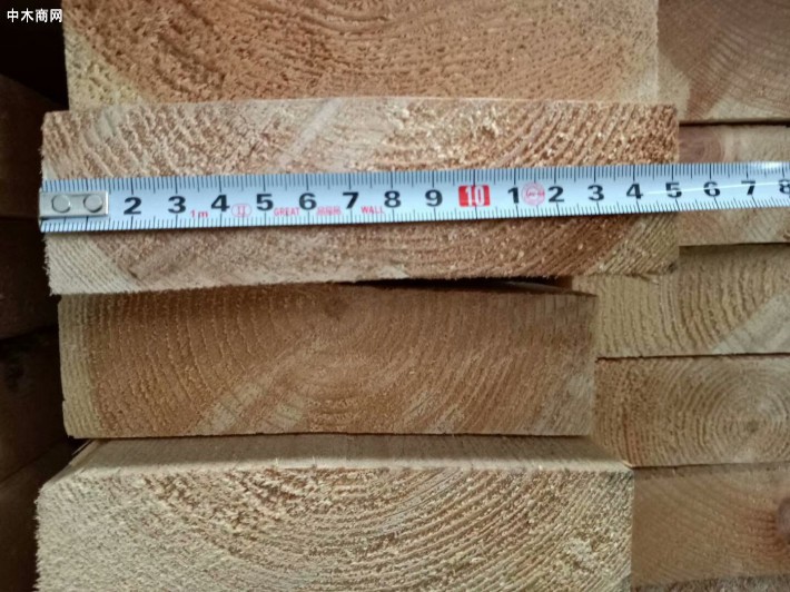 大量出售樟子松云杉木板材