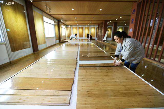 赤水市一家竹产业企业生产的竹地板